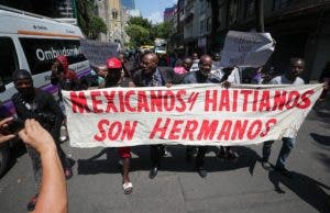 Haitianos protestan en México para exigir permisos de trabajo