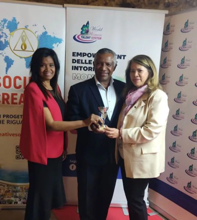 El poeta Juan Colon al recibir el premio