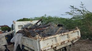 Medio Ambiente inicia derribo de alambradas ilegales dentro de las Dunas de Baní