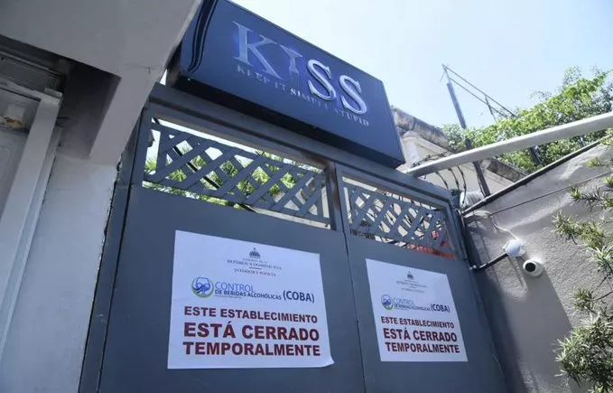 Autoridades cierran Kiss Bar luego de asalto contra Joshua Omar