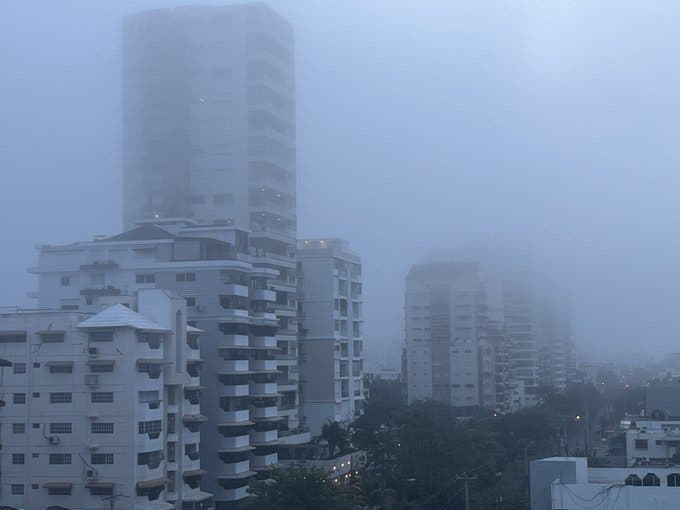 Fuerte neblina cubre El Gran Santo Domingo