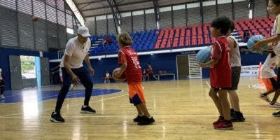 De Vuelta al Barrio Llega al Ensanche La Fe, Grillo y Gómez Imparten Clínica a Niños