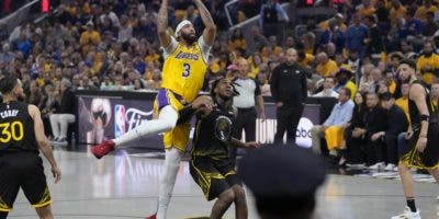 Anthony Davis y LeBron James dominan, Lakers superan a los Warriors en primer partido
