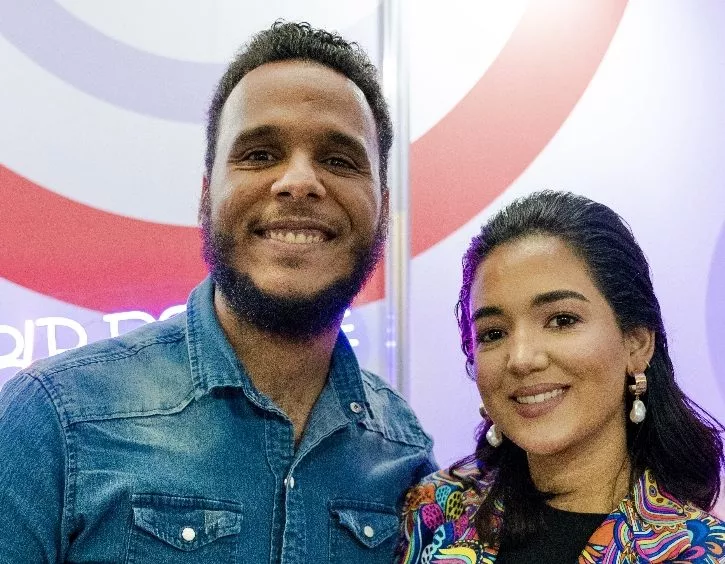 Lola Gutiérrez, junto a uno de sus invitados.
