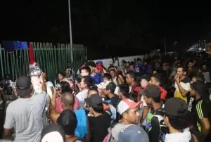 Migrantes protestan en la frontera sur de México tras la suspensión de permisos