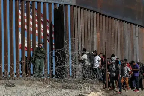 Los cruces de migrantes en la frontera de EE.UU. caen un 50 % tras el fin del Título 42