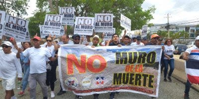 Comerciantes y residentes reclaman demolición de muro autopista de San Isidro