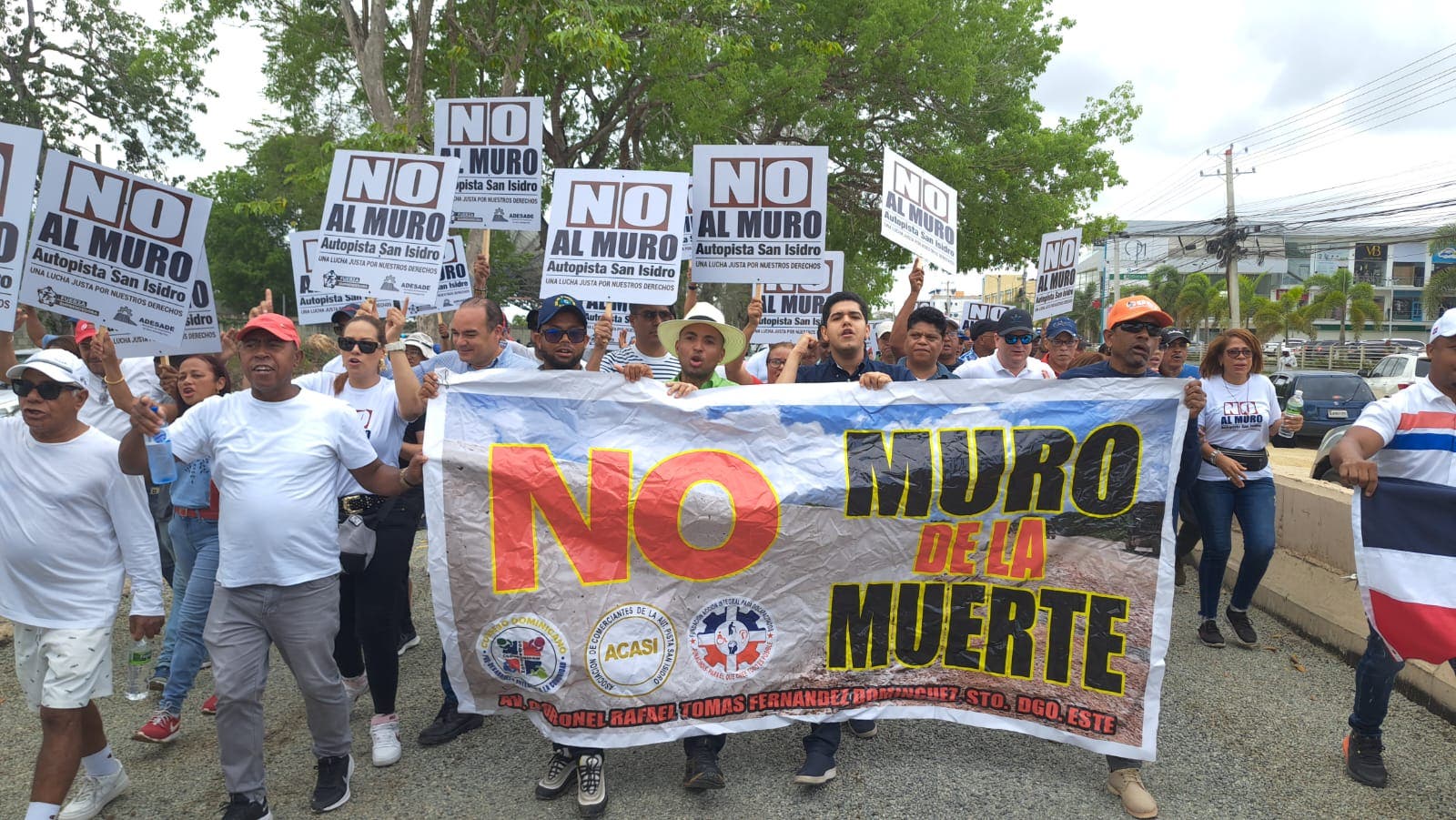 Comerciantes y residentes reclaman demolición de muro autopista de San Isidro