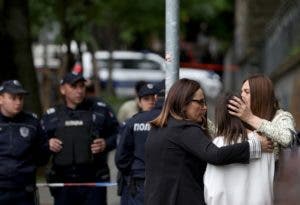 Serbia da un mes para entregar armas ilegales tras tiroteos con 17 muertos