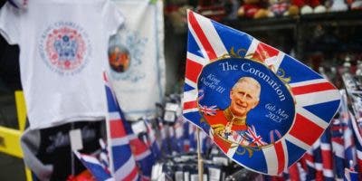 Retratos de Carlos III, coronas y tiendas de campaña transforman Londres