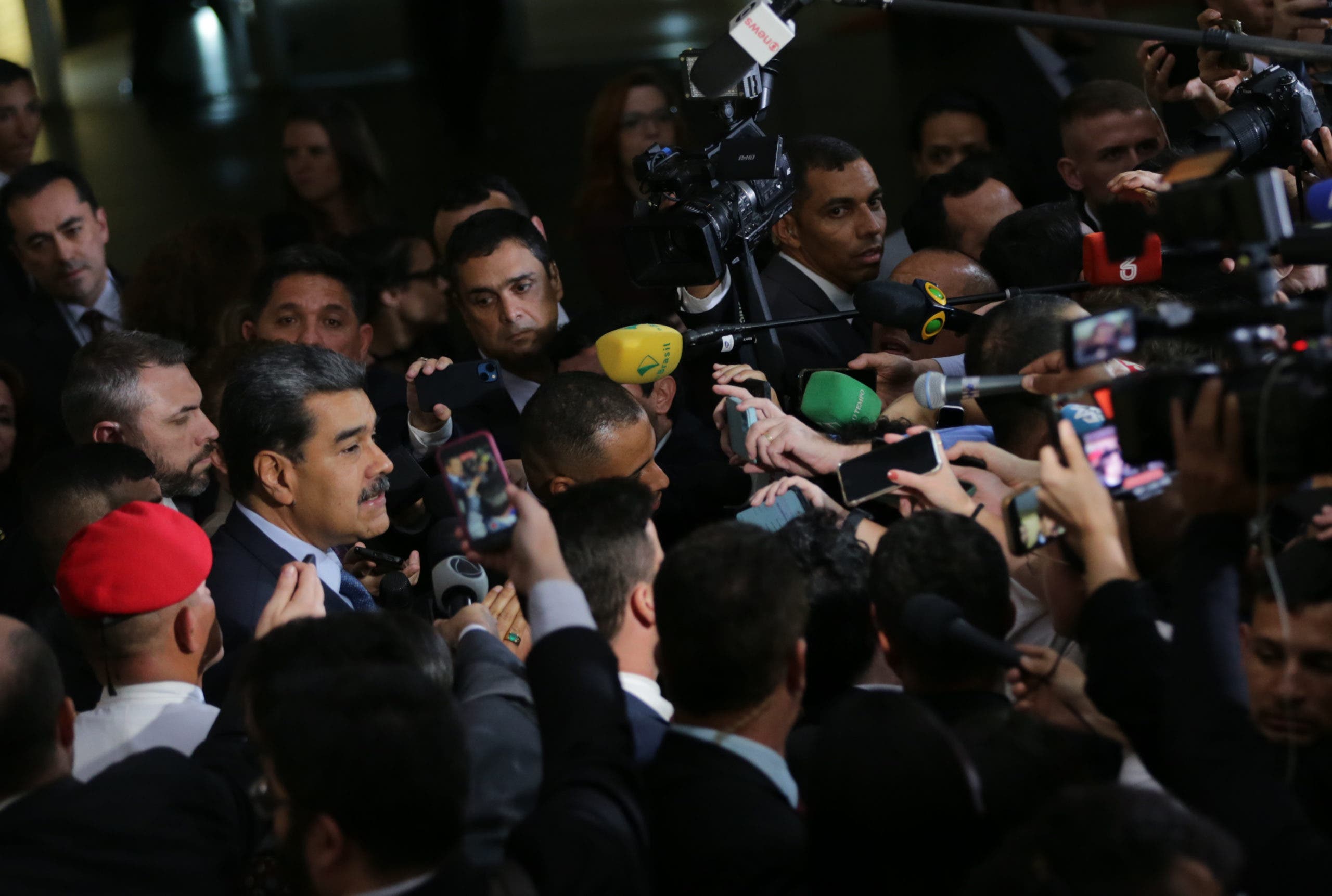 Un tumulto de periodistas y agentes de seguridad marca la salida de Maduro de cumbre