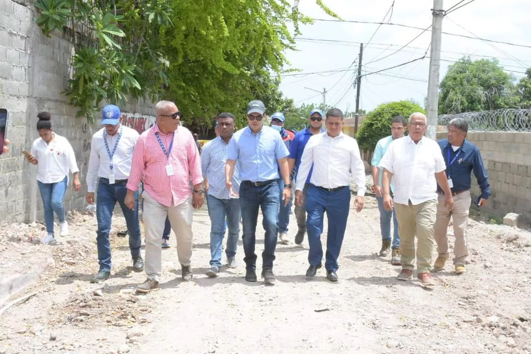 Wellington Arnaud supervisa obras en provincia Azua