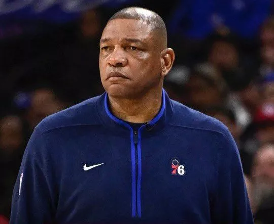 Los Sixers despiden al entrenador Doc Rivers