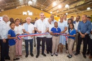Abinader inaugura escuela en Los Guaricanos que beneficiará a 800 ...