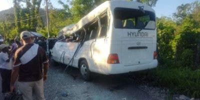 Al menos dos estudiantes fallecidos y varios heridos tras choque entre autobús escolar y camión en Hato Mayor