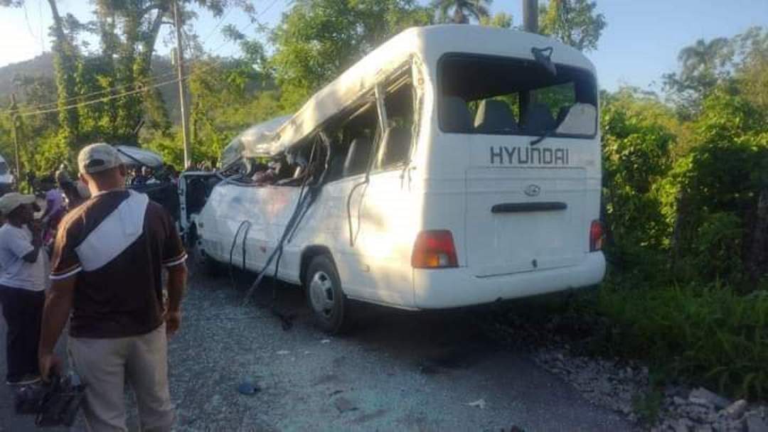 Al menos dos estudiantes fallecidos y varios heridos tras choque entre autobús escolar y camión en Hato Mayor