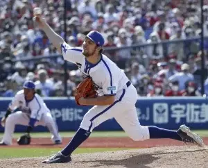 Trevor Bauer logra victoria 4-1 en su debut con Yokohama