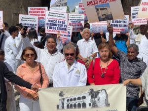 Colegio Médico y comunitarios Ciudad Colonial marchan en demanda terminación Hospital Padre Billini