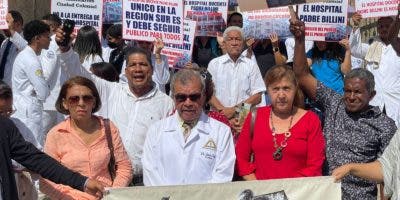 Colegio Médico y comunitarios Ciudad Colonial marchan en demanda terminación Hospital Padre Billini