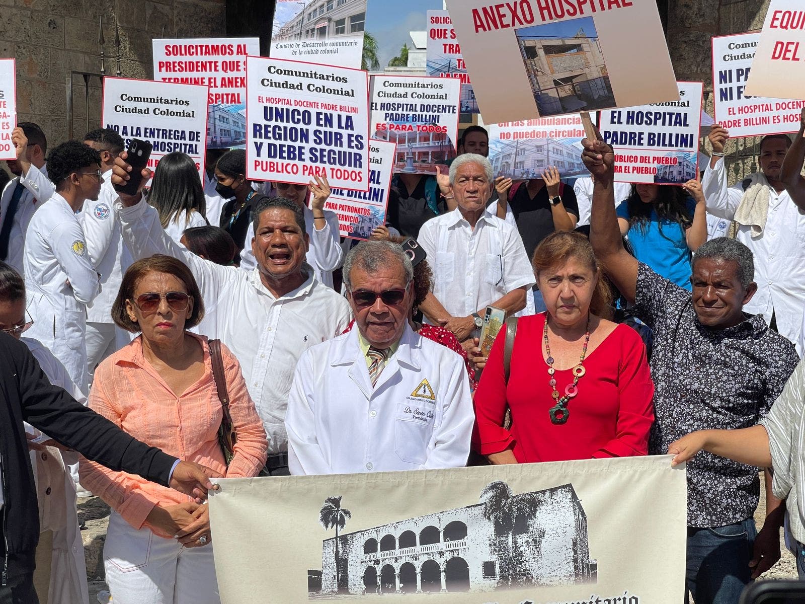 Colegio Médico y comunitarios Ciudad Colonial marchan en demanda terminación Hospital Padre Billini