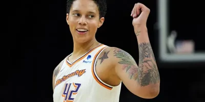 Brittney Griner juega en el primer juego de pretemporada de la WNBA desde su detención en Rusia