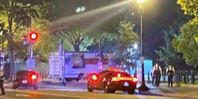 El conductor del camión que se estrelló anoche cerca de la Casa Blanca llevaba una bandera nazi