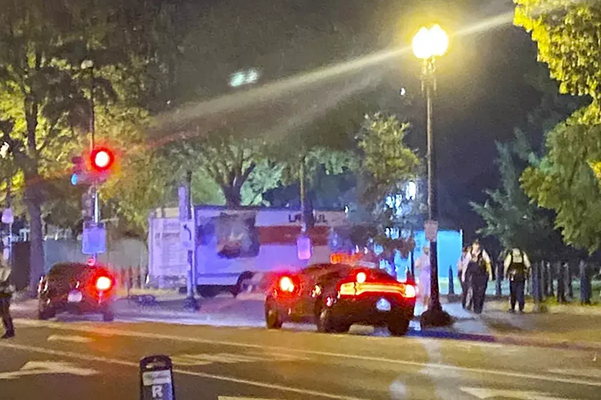 El conductor del camión que se estrelló anoche cerca de la Casa Blanca llevaba una bandera nazi