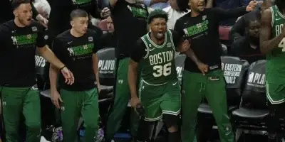 Unos Celtics reforzados con Holiday y Porzingis van por el título 18