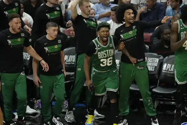 Tatum anota 33, Celtics evitan la eliminación al vencer al Heat 116-99 en el Juego 4
