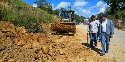 Obras Públicas trabaja en mantenimiento sistema de drenaje carretera Uvero Alto-Miches