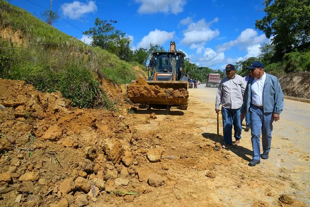 Obras Públicas trabaja en mantenimiento sistema de drenaje carretera Uvero Alto-Miches