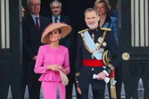 Los tonos pastel iluminan la coronación de Carlos III en un lluvioso Londres