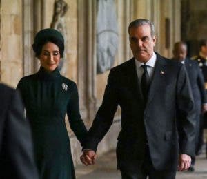 Luis Abinader y Raquel Arbaje, primera pareja presidencial dominicana en asistir a una ceremonia de coronación