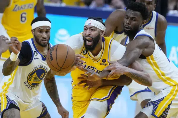 Lakers preocupados tras lesión de Davis en la cabeza