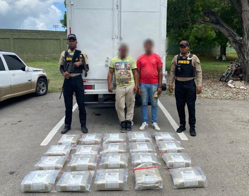 Arrestan dos con 200 libras de marihuana en Barahona