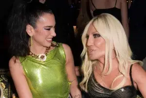 Dua Lipa y Donatella Versace diseñan juntas una colección para el verano