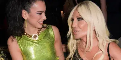 Dua Lipa y Donatella Versace diseñan juntas una colección para el verano