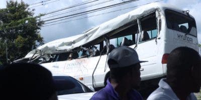 Una estudiante en estado de gravedad y chofer de autobús son trasladados en helicóptero al Ney Arias Lora