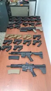 Policía ocupa 26 pistolas, 3 fusiles y un revólver enviados en tanques desde EEUU