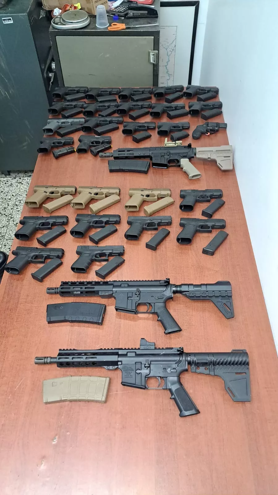 Policía ocupa 26 pistolas, 3 fusiles y un revólver enviados en tanques desde EEUU