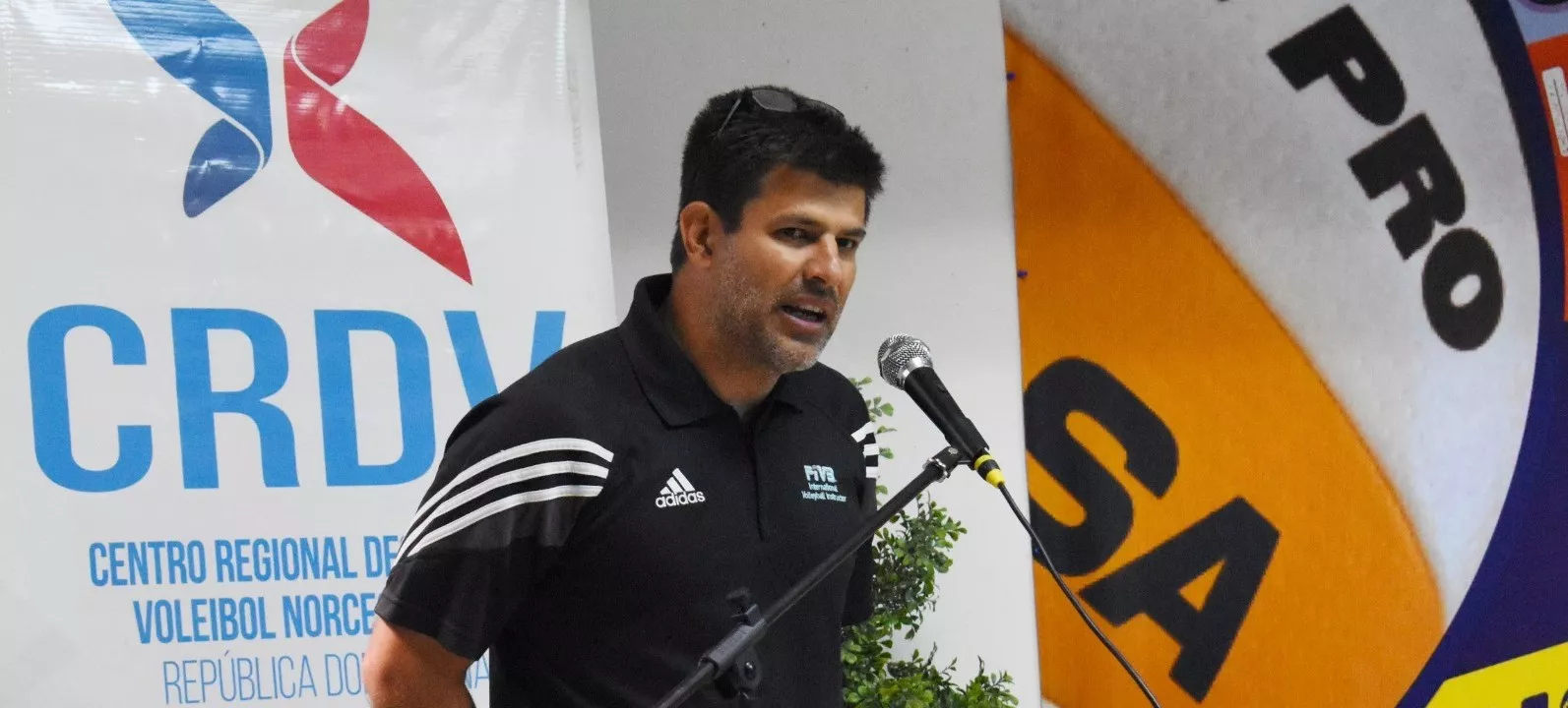 Centro pone en marcha curso entrenadores voleibol de playa