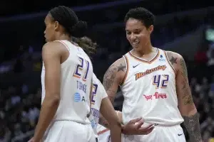 Griner hace su debut en la temporada de la WNBA después de ser encarcelada en Rusia