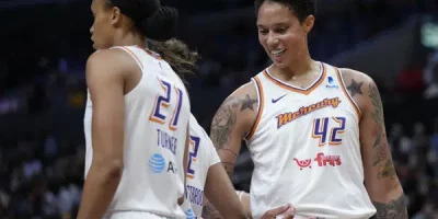 Griner hace su debut en la temporada de la WNBA después de ser encarcelada en Rusia