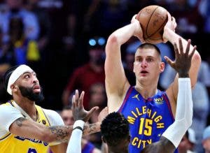 Jokic lleva a los Nuggets a vencer a los Lakers 132-126 en el primer partido del Oeste