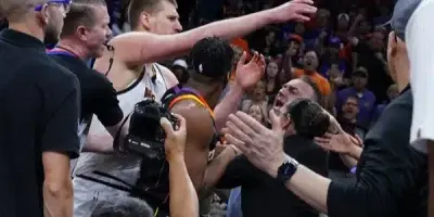 Jokic se pone técnico e intenta quitarle el balón al dueño de los Suns
