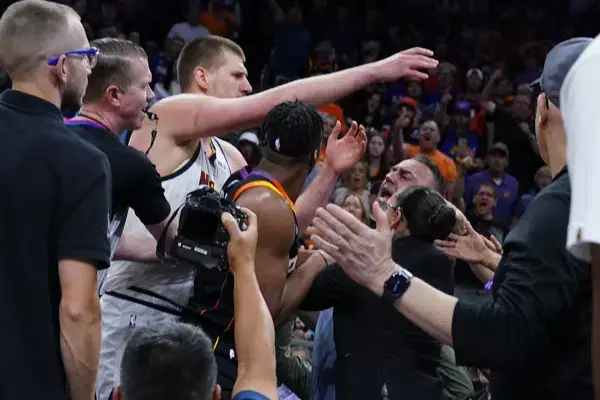 Jokic se pone técnico e intenta quitarle el balón al dueño de los Suns