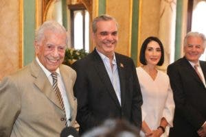 Presidente Abinader concede ciudadanía a escritor Mario Vargas Llosa