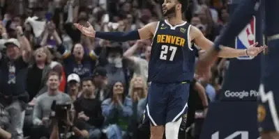 El gran último cuarto de Murray impulsa a los Nuggets a vencer a los Lakers 108-103