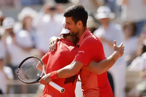 Alcaraz y Djokovic salen victoriosos en Abierto de Francia