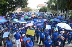 Maestros protestan frente al Ministerio de Educación; no hay docencia hoy